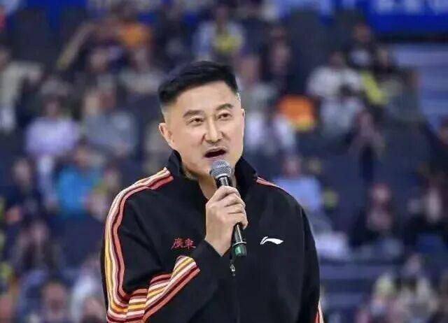 48岁冯坤现状:现身天津,带娃共同出征亚锦赛,泰国老公是主教练