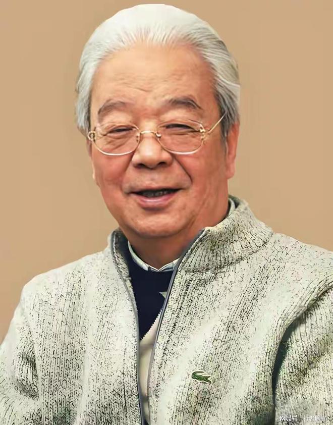 记者评国足备战：一会排人字形，一会一字形，队员脑浆子都沸腾了